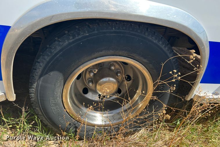 image for item JX9386 2001 Ford E450 Super Duty  ambulance