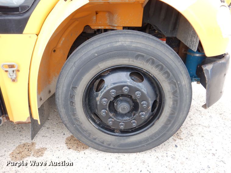 image for item KP9512 2007 Thomas Built B2  school bus