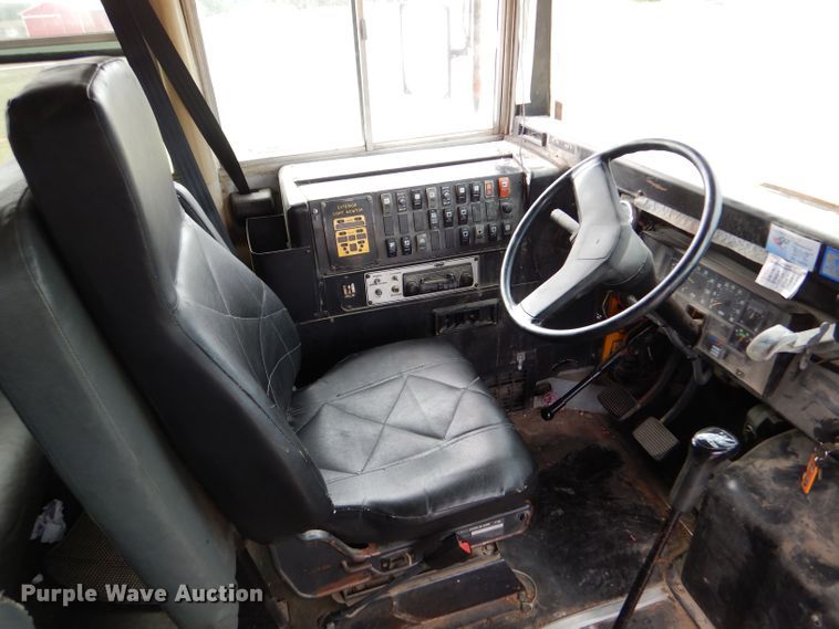 image for item LB9785 1997 International 3800  school bus