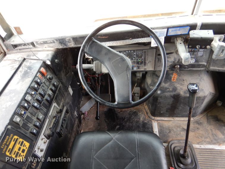 image for item LB9785 1997 International 3800  school bus