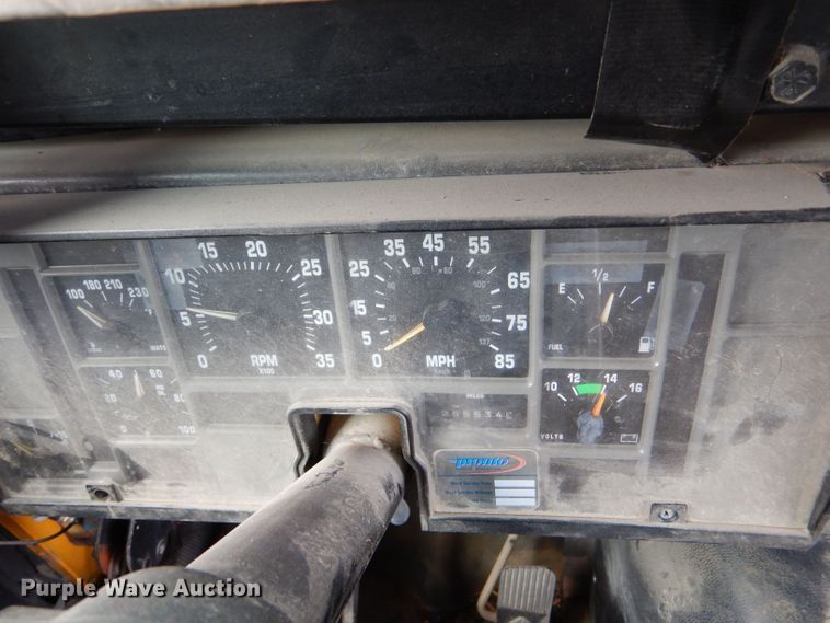 image for item LB9785 1997 International 3800  school bus