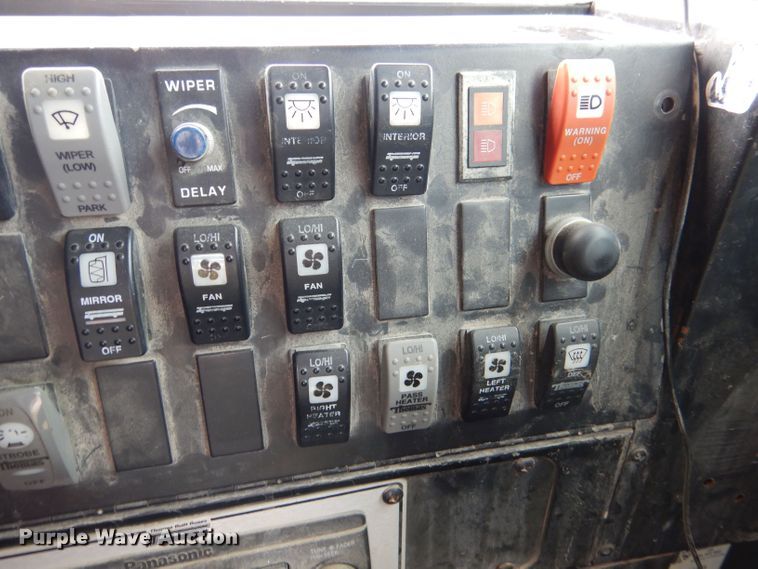 image for item LB9785 1997 International 3800  school bus