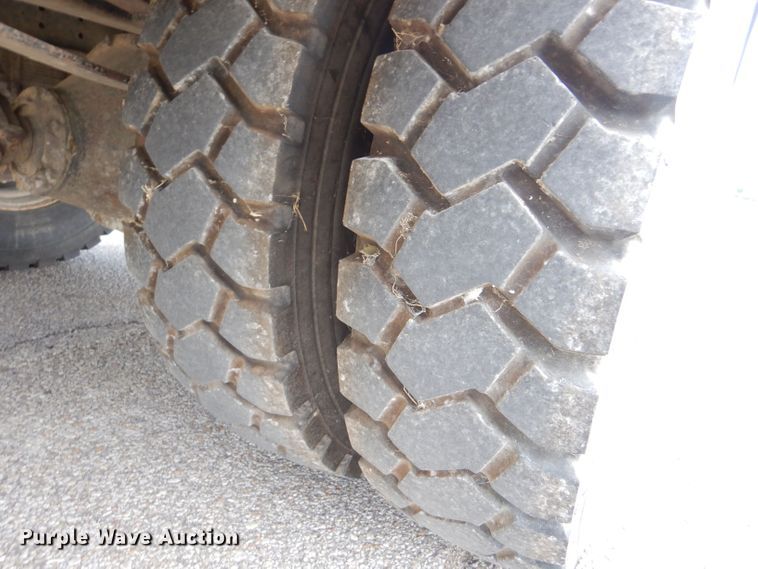 image for item LB9785 1997 International 3800  school bus