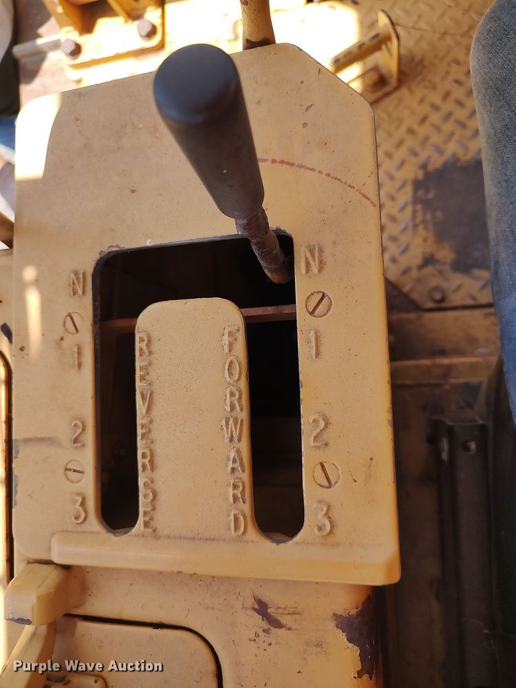 image for item LK9019 1984 Caterpillar D6D  dozer