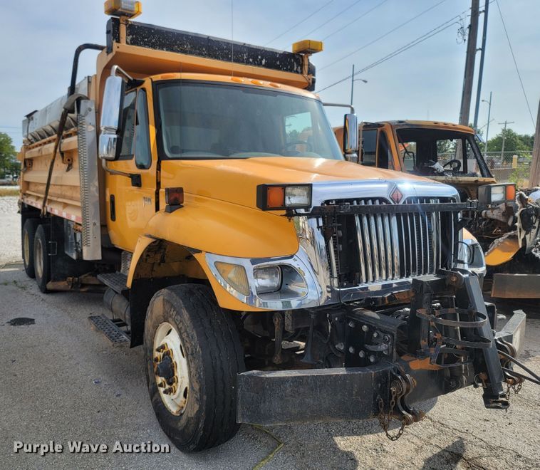 image for item LM9583 2006 International 7400  dump truck