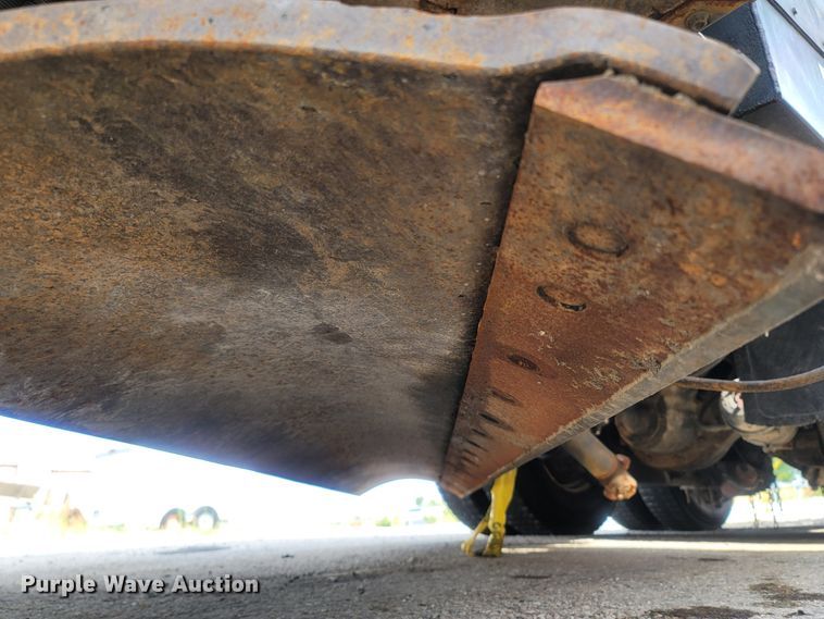 image for item LM9583 2006 International 7400  dump truck