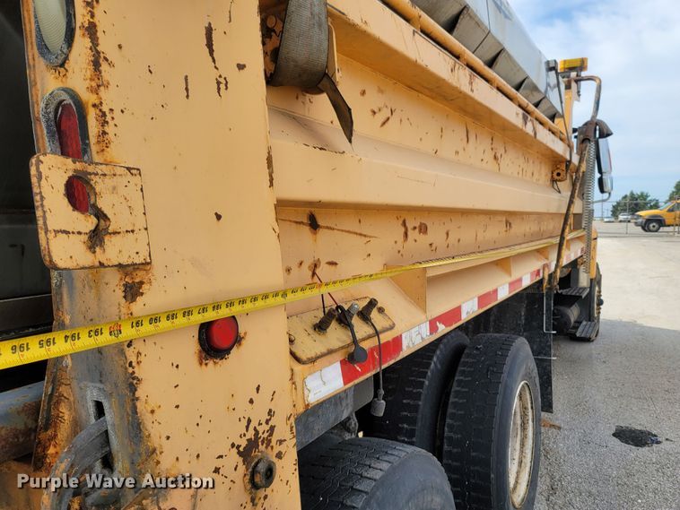 image for item LM9583 2006 International 7400  dump truck