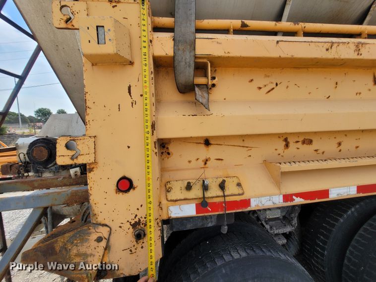 image for item LM9583 2006 International 7400  dump truck