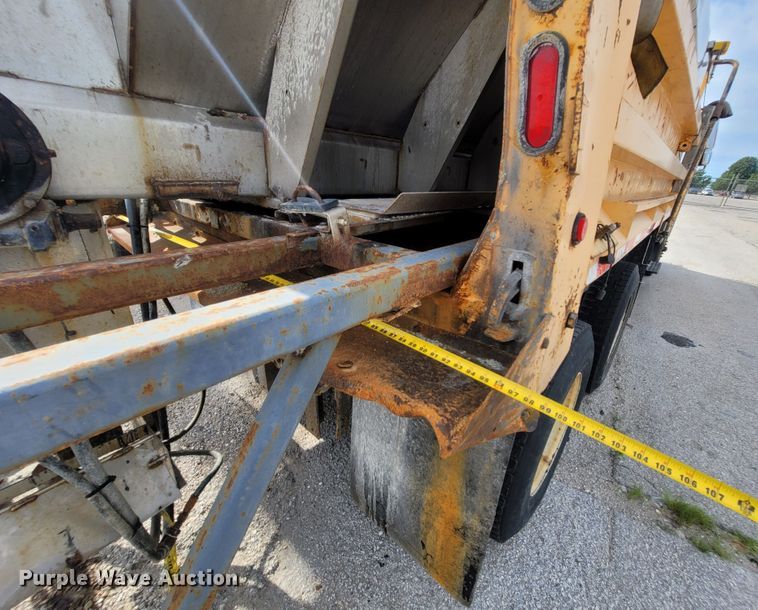 image for item LM9583 2006 International 7400  dump truck