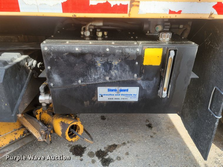 image for item LM9583 2006 International 7400  dump truck