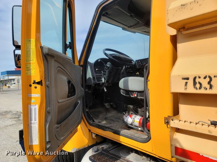 image for item LM9583 2006 International 7400  dump truck