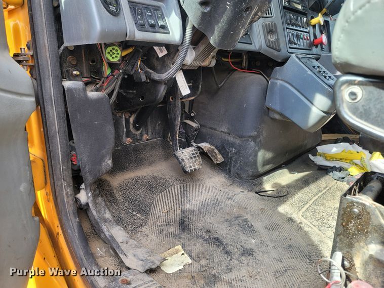 image for item LM9583 2006 International 7400  dump truck