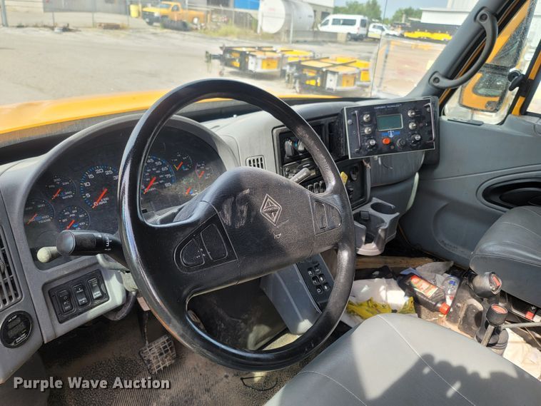 image for item LM9583 2006 International 7400  dump truck