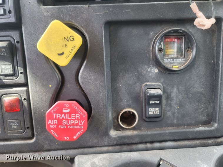 image for item LM9583 2006 International 7400  dump truck