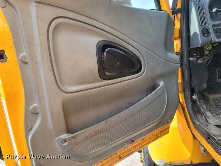 image for item LM9583 2006 International 7400  dump truck