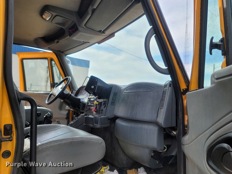 image for item LM9583 2006 International 7400  dump truck