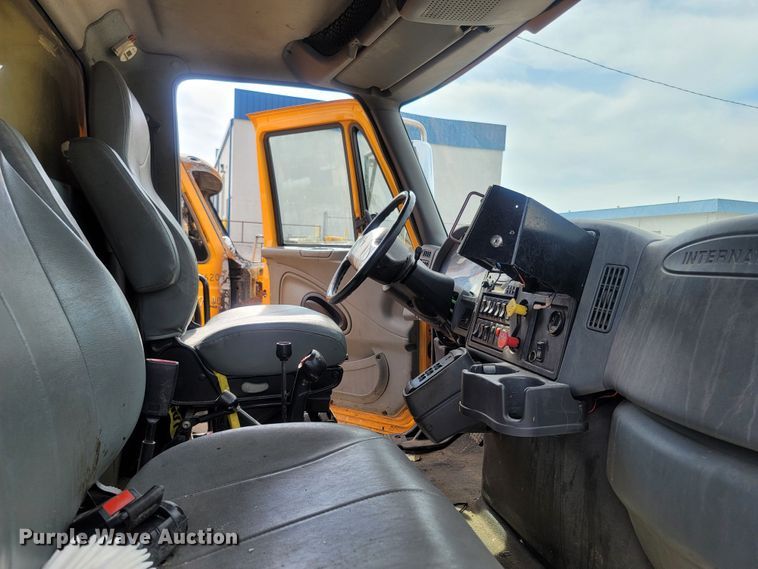 image for item LM9583 2006 International 7400  dump truck