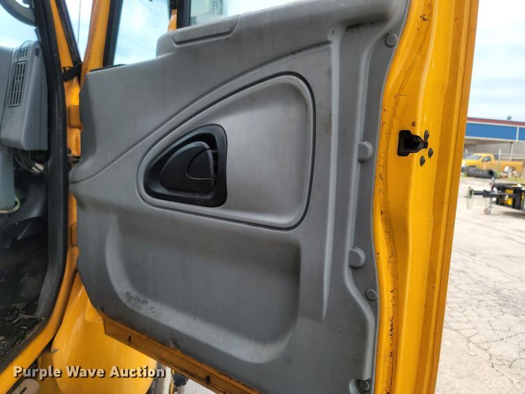 image for item LM9583 2006 International 7400  dump truck