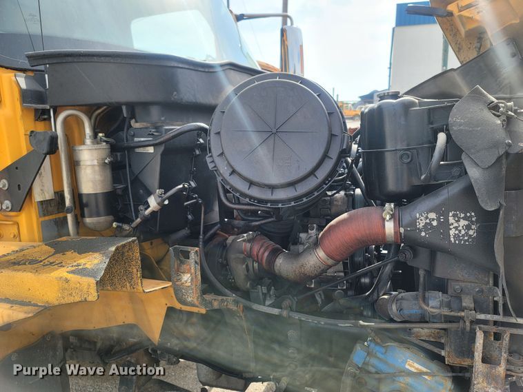 image for item LM9583 2006 International 7400  dump truck