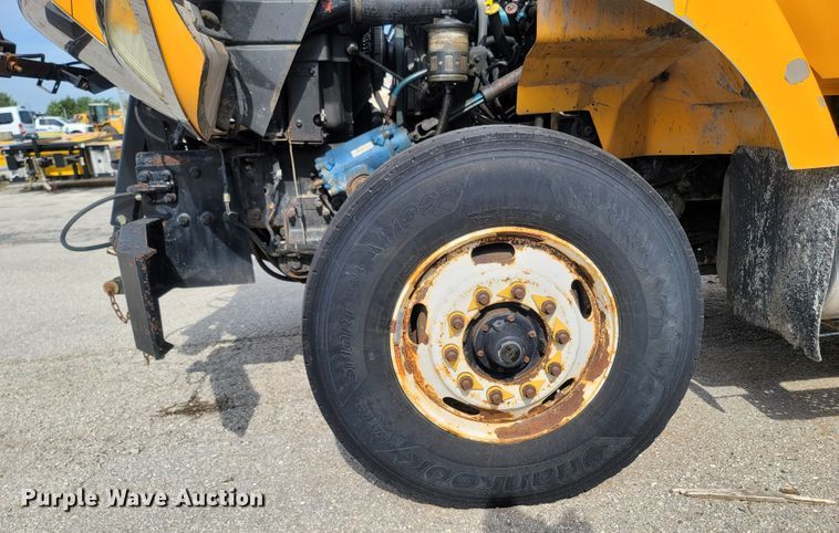 image for item LM9583 2006 International 7400  dump truck