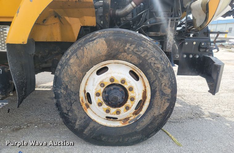 image for item LM9583 2006 International 7400  dump truck