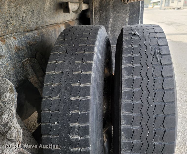 image for item LM9583 2006 International 7400  dump truck