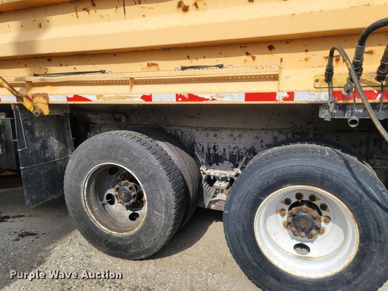 image for item LM9583 2006 International 7400  dump truck