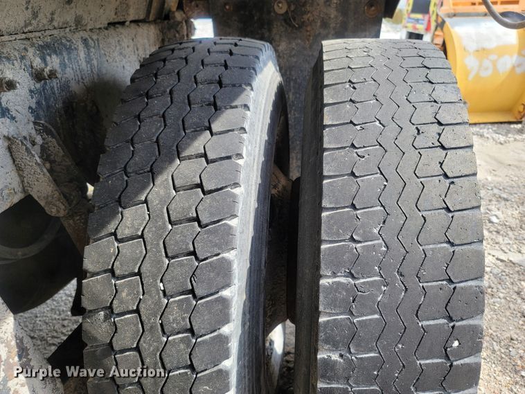 image for item LM9583 2006 International 7400  dump truck