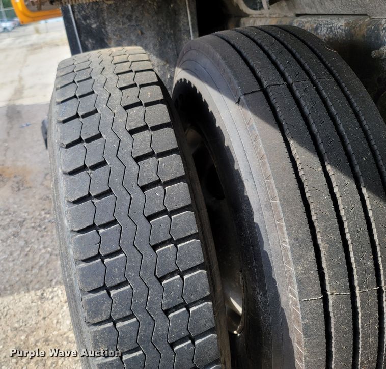 image for item LM9583 2006 International 7400  dump truck