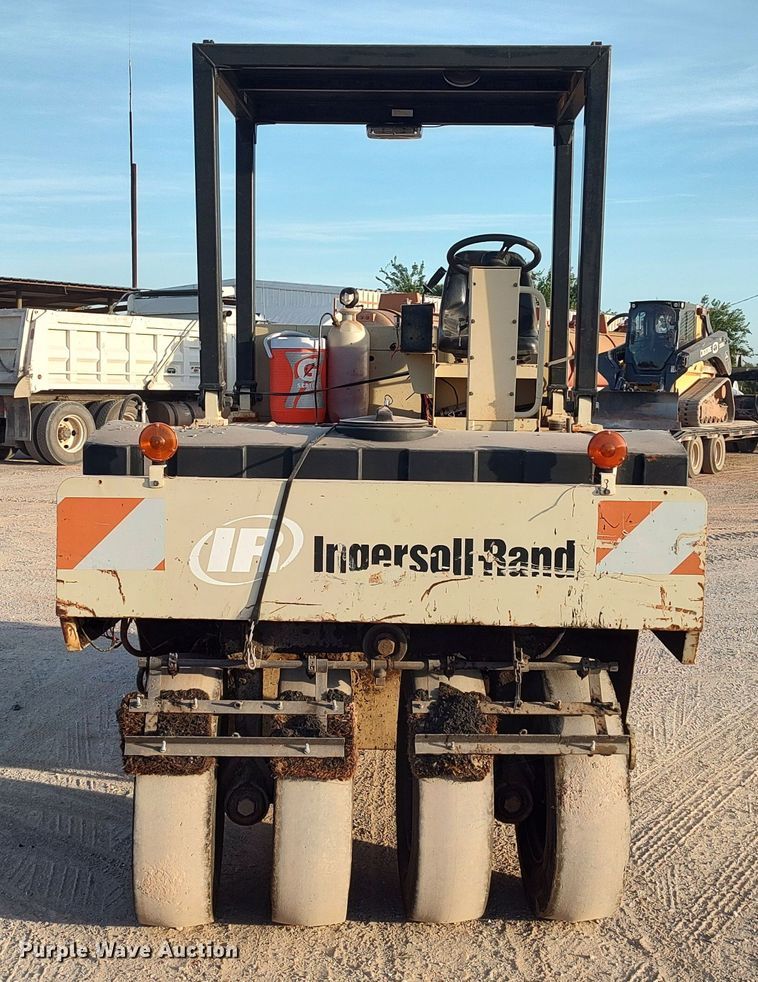 image for item LU9254 2005 Ingersoll Rand PT125R  pneumatic roller