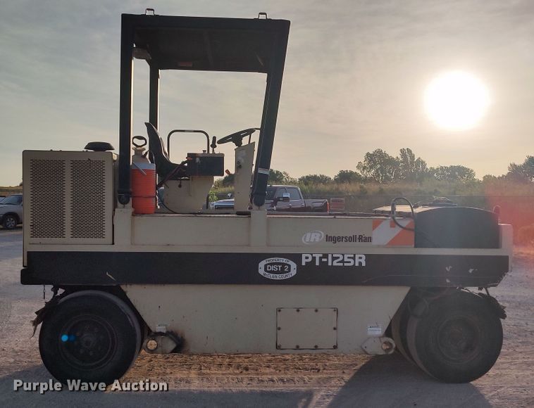 image for item LU9254 2005 Ingersoll Rand PT125R  pneumatic roller