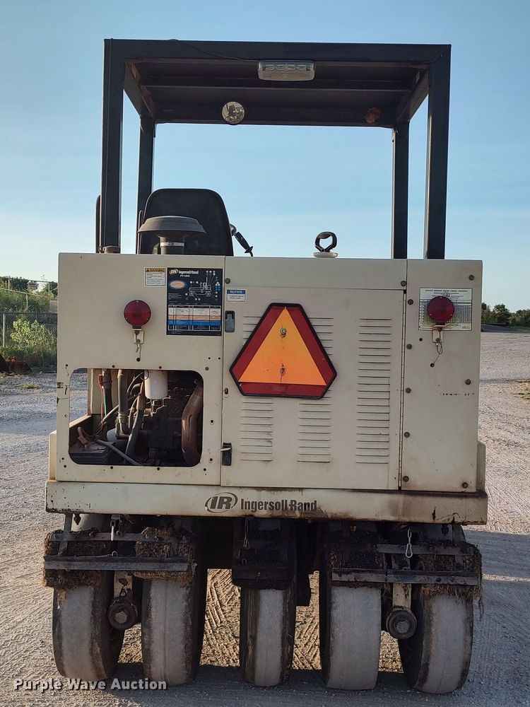 image for item LU9254 2005 Ingersoll Rand PT125R  pneumatic roller