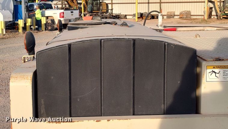 image for item LU9254 2005 Ingersoll Rand PT125R  pneumatic roller