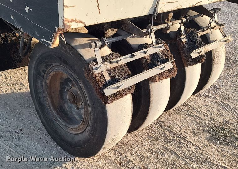 image for item LU9254 2005 Ingersoll Rand PT125R  pneumatic roller