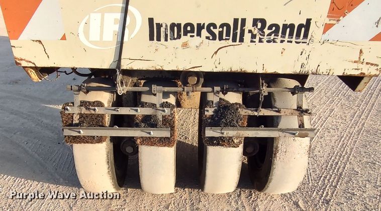 image for item LU9254 2005 Ingersoll Rand PT125R  pneumatic roller