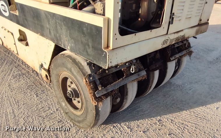 image for item LU9254 2005 Ingersoll Rand PT125R  pneumatic roller