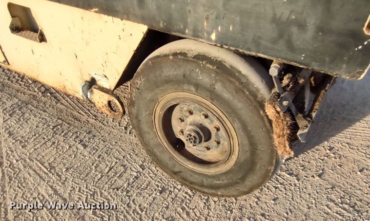 image for item LU9254 2005 Ingersoll Rand PT125R  pneumatic roller