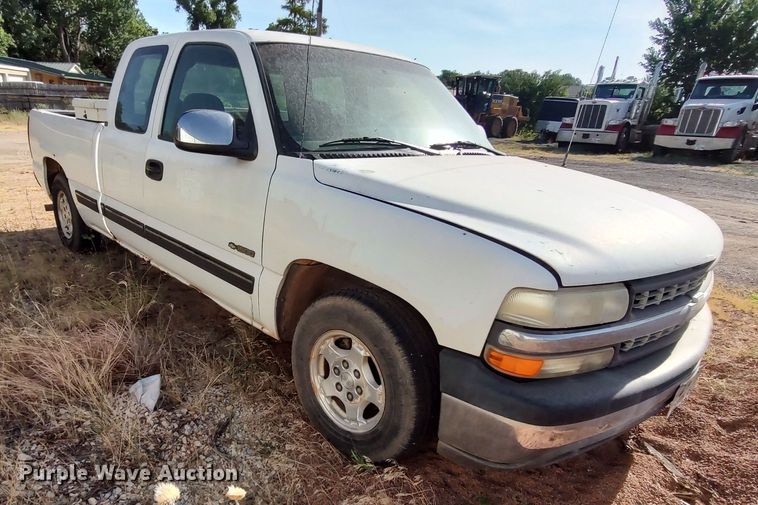 image for item LU9259 1999 Chevrolet Silverado 1500  Ext. Cab pickup truck