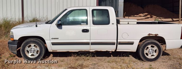 image for item LU9259 1999 Chevrolet Silverado 1500  Ext. Cab pickup truck