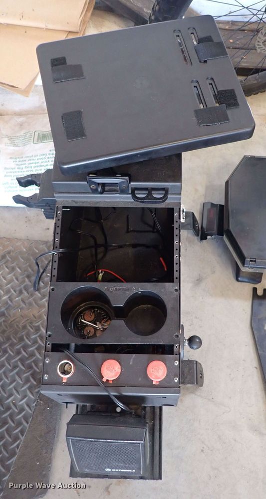 image for item LU9480 Police car accessories