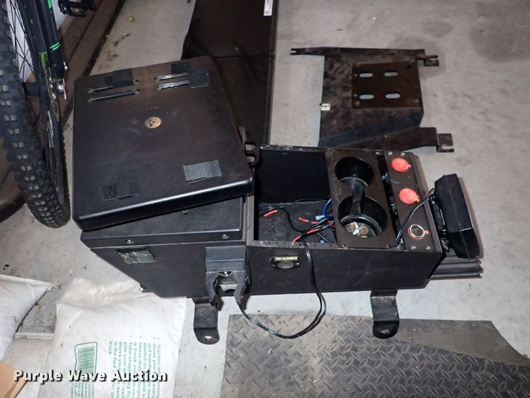 image for item LU9480 Police car accessories