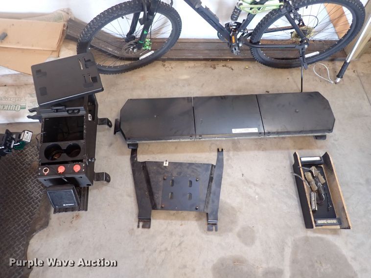 image for item LU9480 Police car accessories