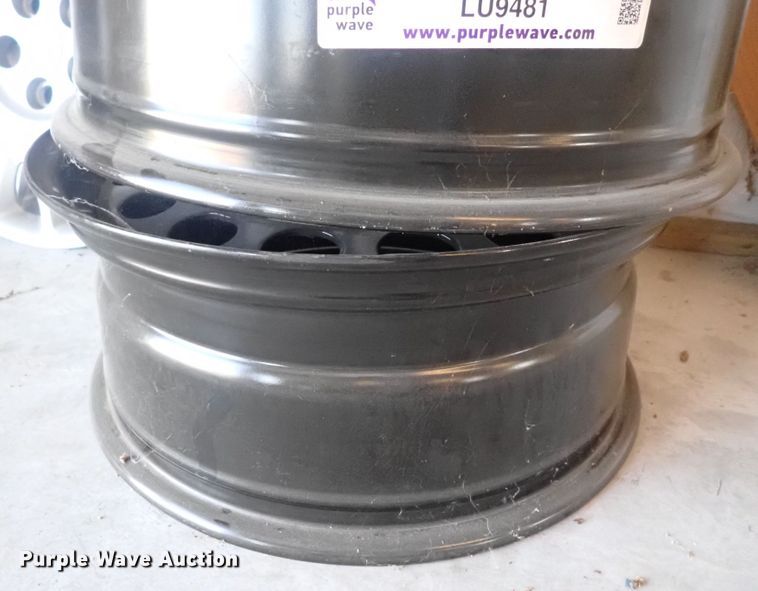 image for item LU9481 (4) 17" wheels