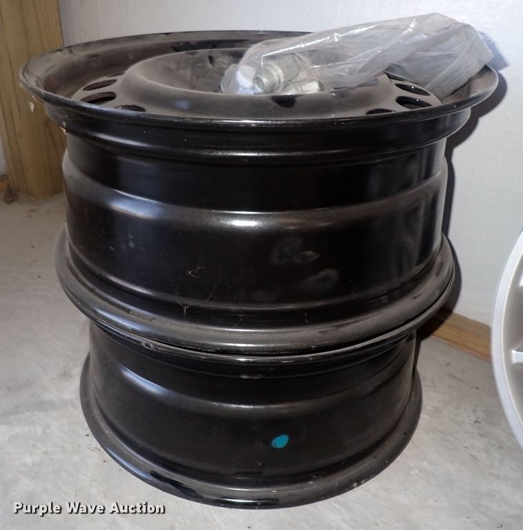 image for item LU9481 (4) 17" wheels