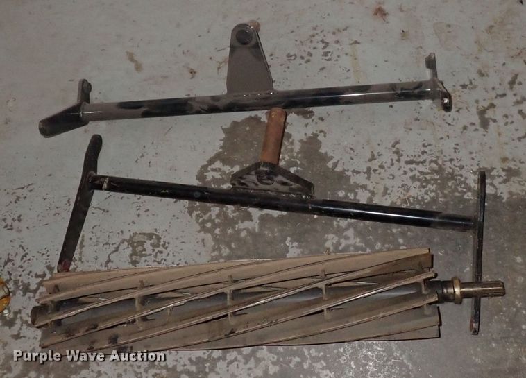 image for item LU9482 (15) Hustler mower reels