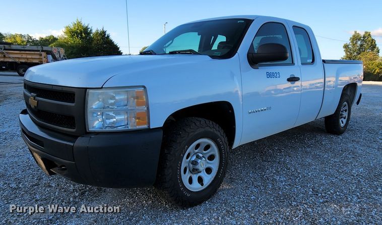 image for item MK9112 2010 Chevrolet Silverado 1500  Ext. Cab pickup truck