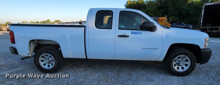 image for item MK9112 2010 Chevrolet Silverado 1500  Ext. Cab pickup truck