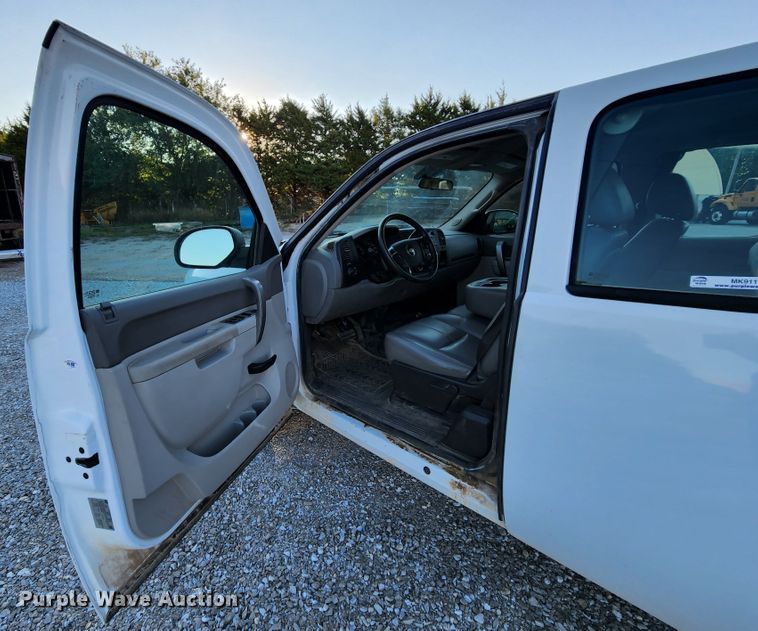 image for item MK9112 2010 Chevrolet Silverado 1500  Ext. Cab pickup truck
