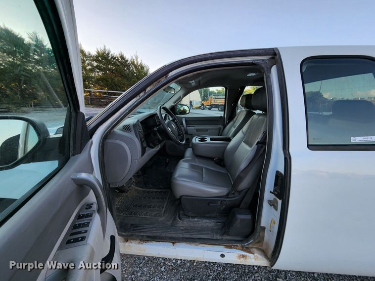 image for item MK9112 2010 Chevrolet Silverado 1500  Ext. Cab pickup truck