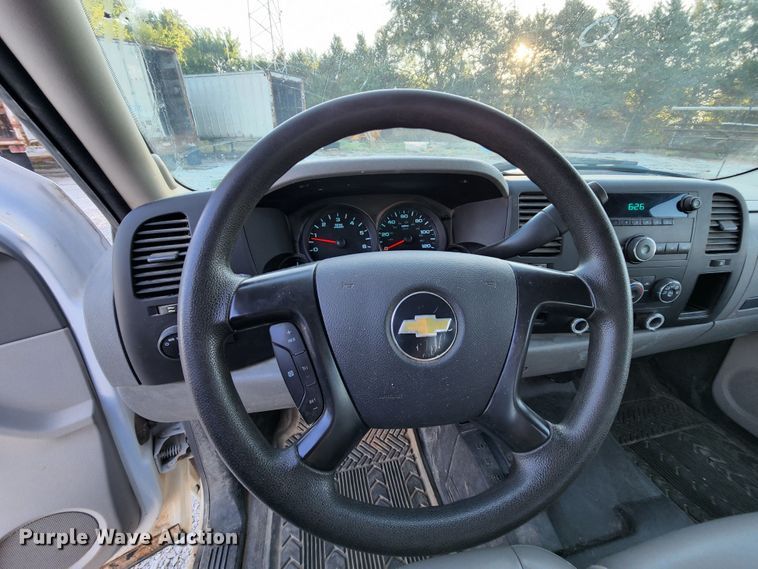 image for item MK9112 2010 Chevrolet Silverado 1500  Ext. Cab pickup truck